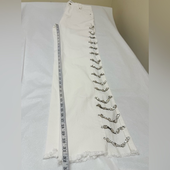 💥AKIRA Diamonds Metal Slit Raw Hem White Denim 💥 - Picture 9 of 14